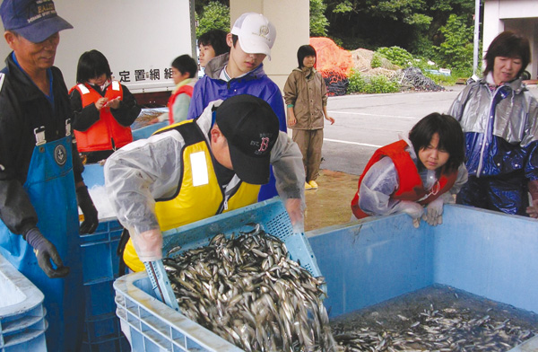 体験学習中の児童 水産庁/体験学習中の児童 本文へジャンプ ホーム > 水産白書