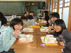 県産魚のメニューで楽しい給食タイム(大分市内の小学校)