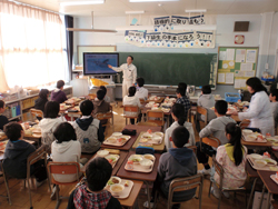 「おさかな給食」の様子(能登町立松波小学校)