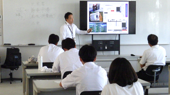 岡野委員による宮崎県立宮崎海洋高等学校授業風景