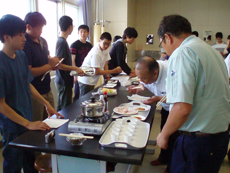 七飯町チョウザメ事業者との試食会の写真