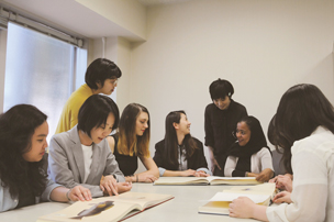 長崎大学水産学部教員、日本人学生及び留学生の議論の写真