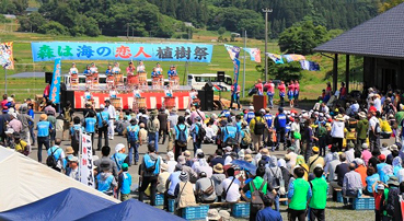 「森は海の恋人植樹祭」の様子の写真