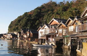 海沿いに立ち並ぶ舟屋群の写真