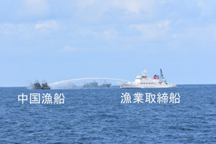 日本海大和堆周辺水域において違法操業を行う中国漁船に対し放水する水産庁漁業取締船
