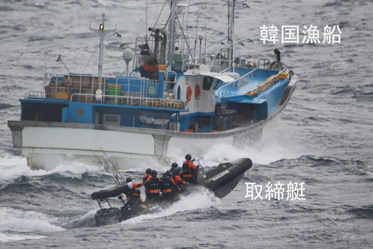 東シナ海で逃走する韓国漁船を追跡する取締艇