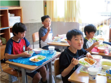 愛媛県漁業協同組合から長野県松川中央小学校へ提供された養殖マダイ（まだいのサイコロフライ）2
