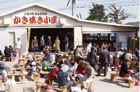 冬季に併設されるカキ焼き小屋