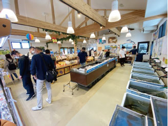 はんばた市場の外観（左）及び売り場（右）