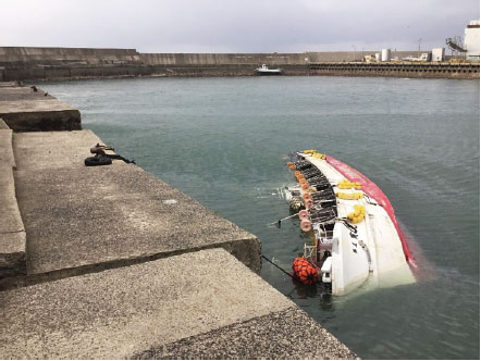 津波により転覆したいか釣り漁船
