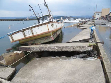 地震による物揚場の沈下と割れ