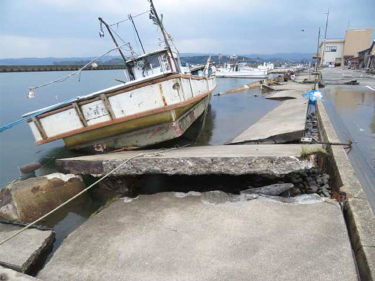 地震による物揚場の沈下と割れ（石崎（いしざき）漁港）