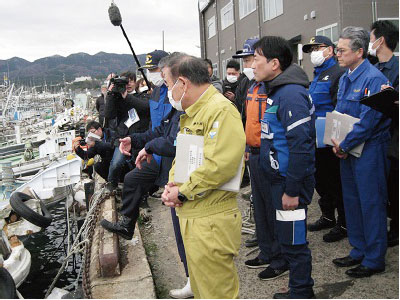 輪島港の被害状況について説明を受ける坂本農林水産大臣