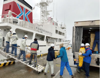 水産庁の漁業取締船「おおくに」への支援物資の積込みの様子