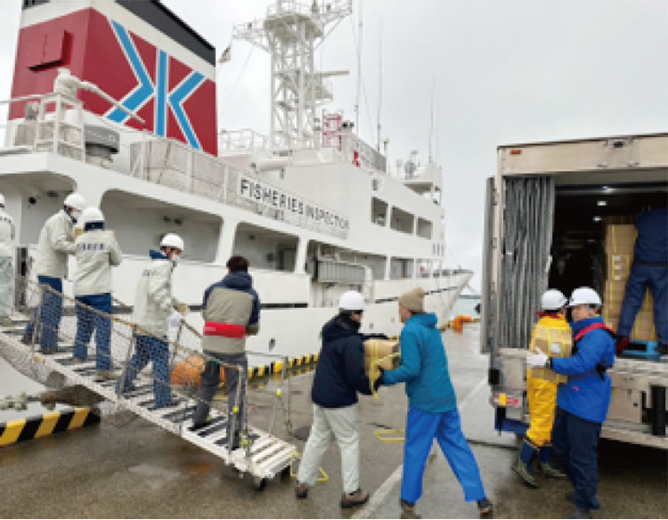 水産庁の漁業取締船「おおくに」への支援物資の積込みの様子