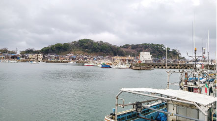 被災した輪島港の全景