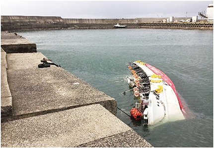 津波により転覆したいか釣り漁船(鹿磯漁港)