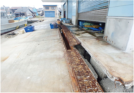 地震による荷捌所の損傷(富山県水橋漁港)
