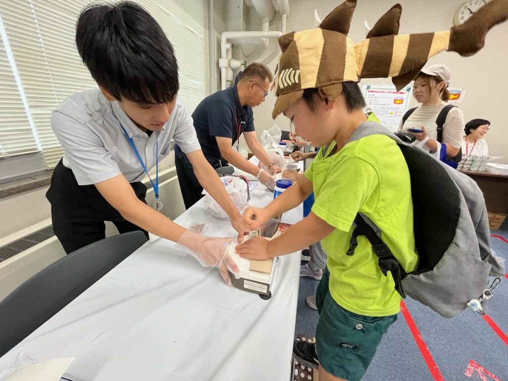 かつお節を削る様子