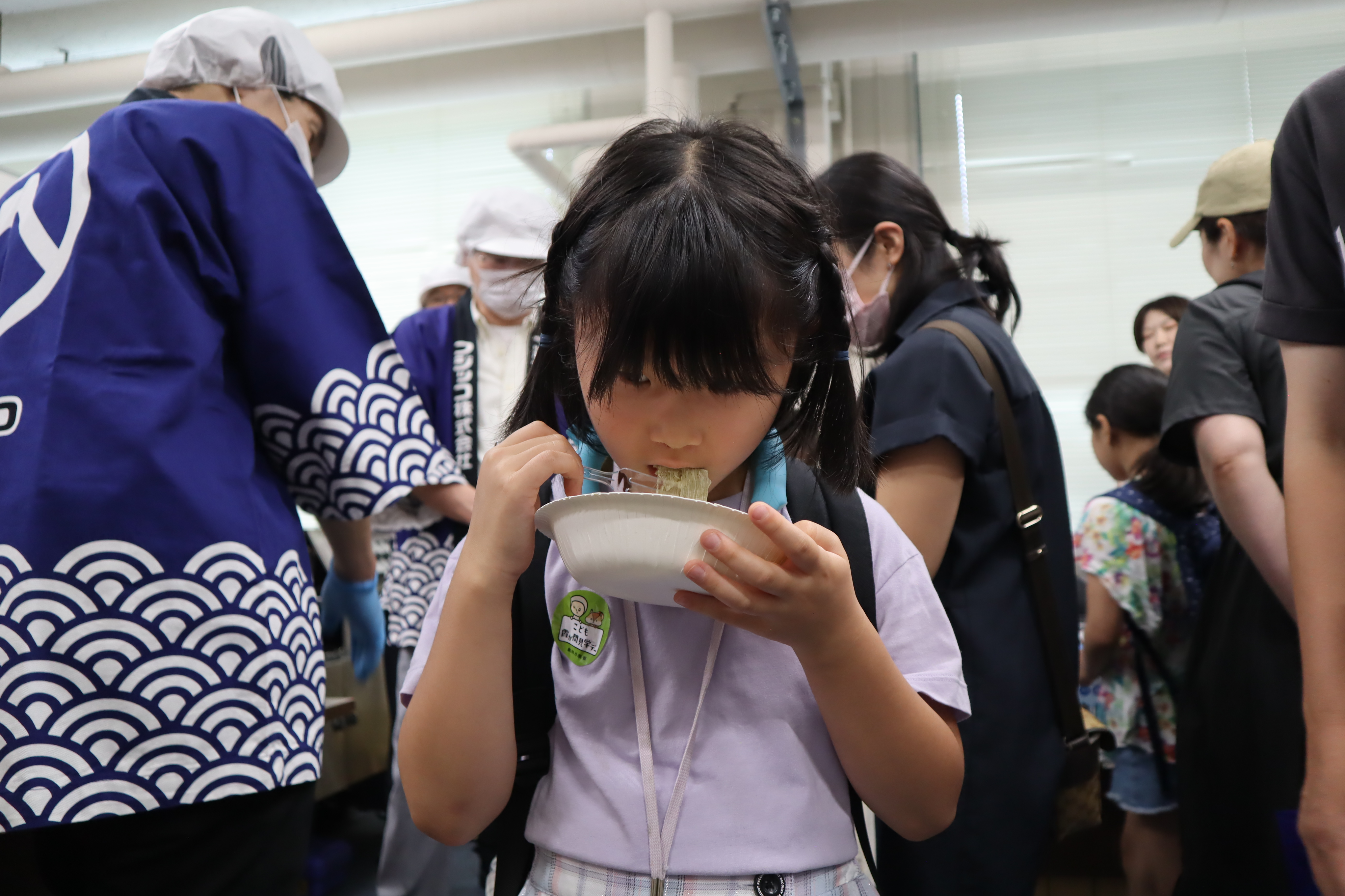 削りたてのおぼろ昆布を食べる女の子