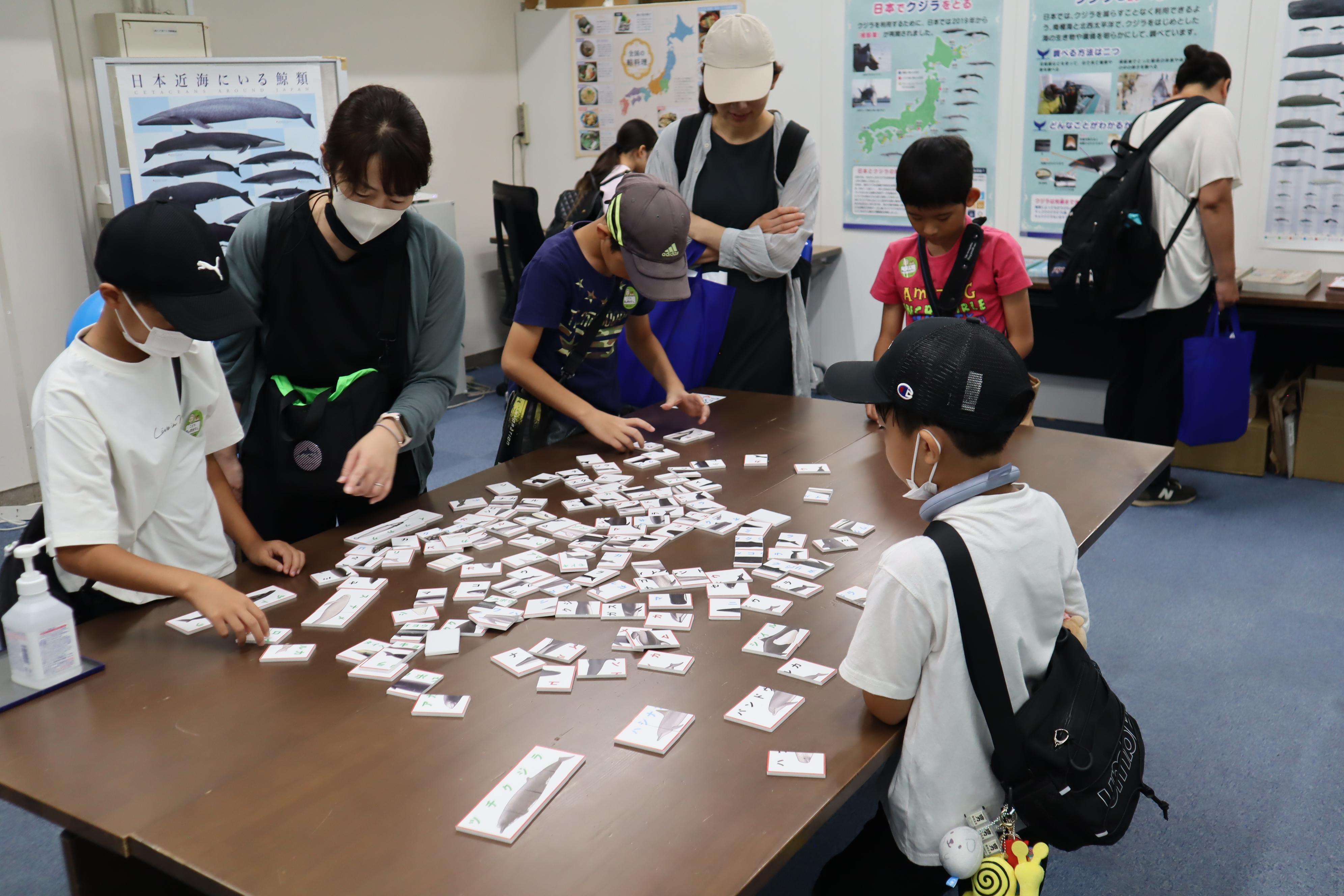 魚のパズルをする様子