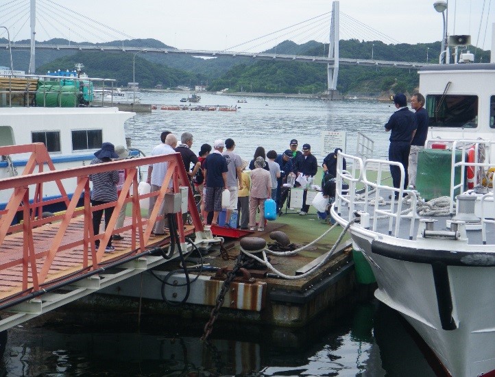 水産庁漁業取締船「みかげ」による弓削島での給水活動 