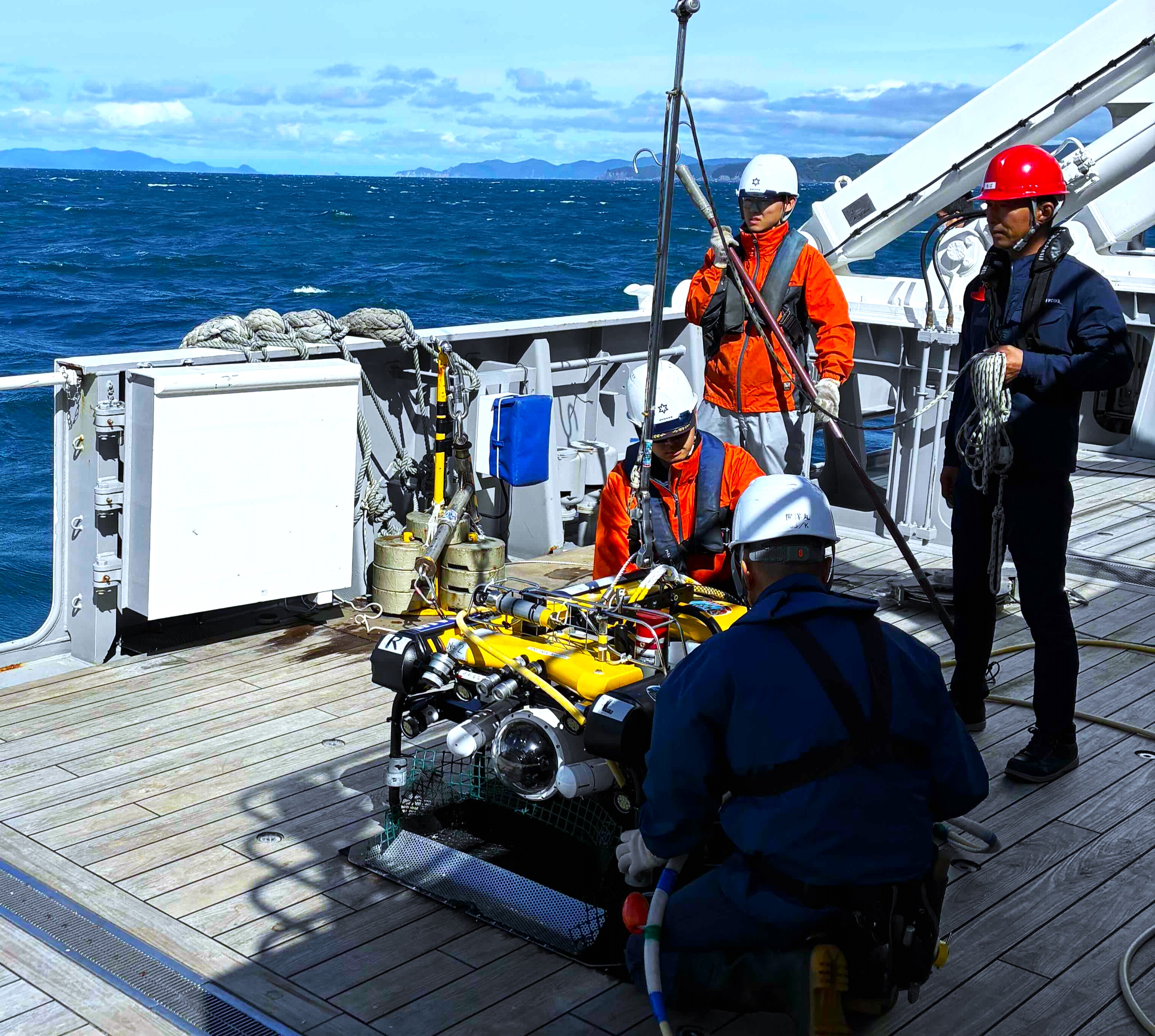 水中探査ロボット(ROV)の投入準備
