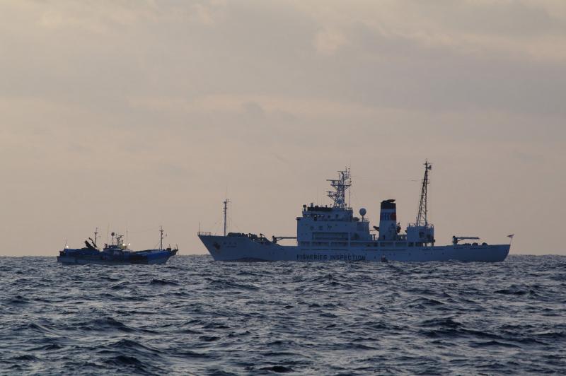 韓国はえ縄漁船「303クムソン」（左）と水産庁漁業取締船「東光丸」