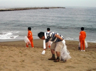 海浜清掃風景