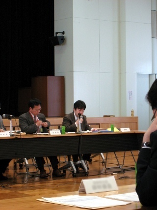 資源回復計画の説明を行う事務局担当官