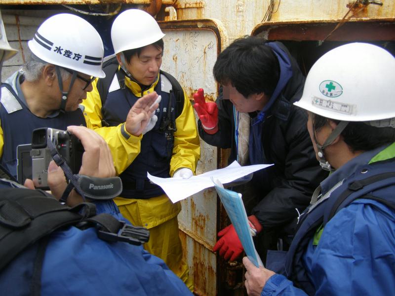 甲板での検査写真